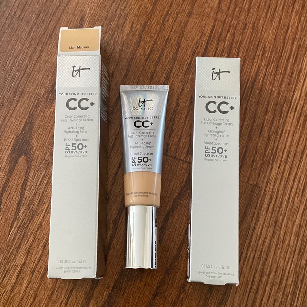 It Cosmetics CC+ Cream Full-Coverage Foundation with SPF 50+, color light medium